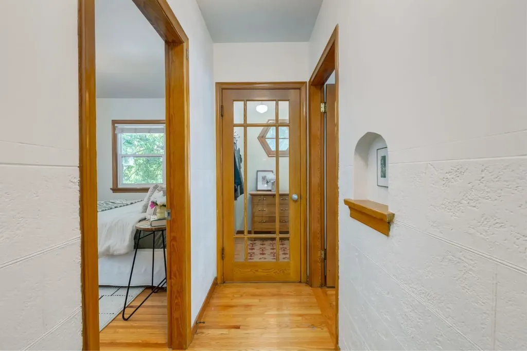 604 10 Avenue NE Calgary AB T2E 0X8