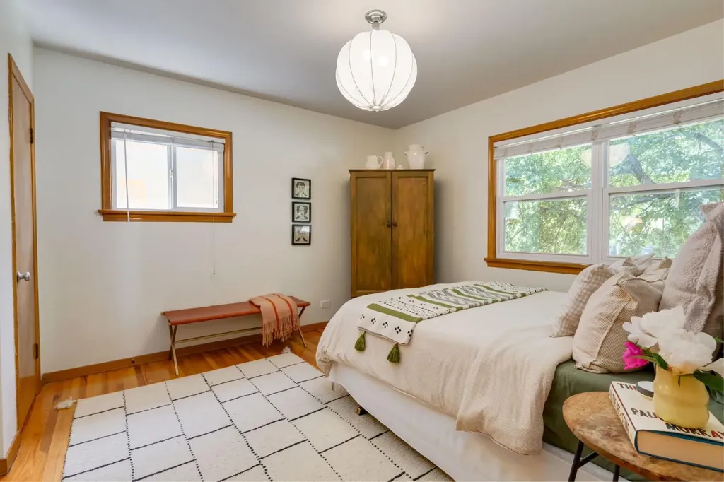 604 10 Avenue NE Calgary AB T2E 0X8