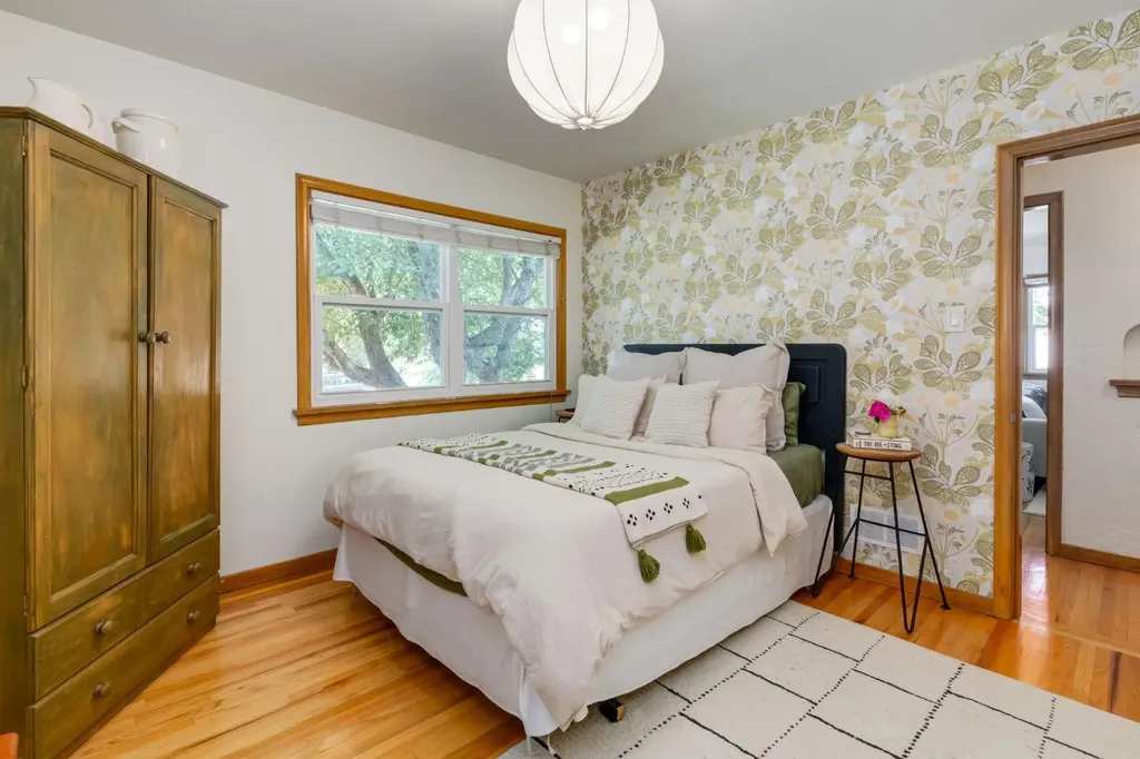 604 10 Avenue NE Calgary AB T2E 0X8