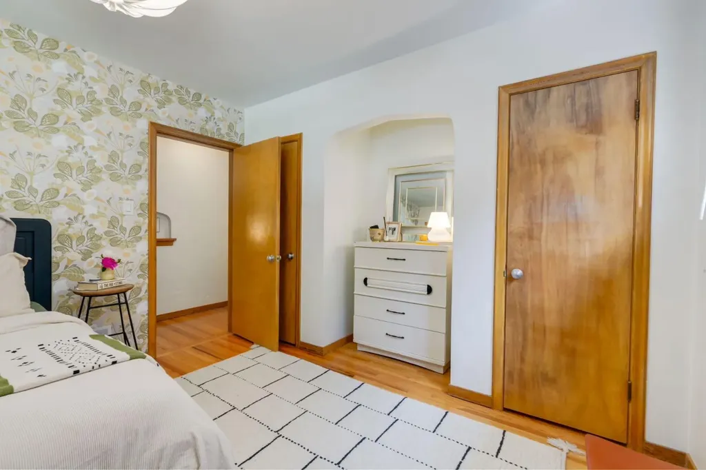 604 10 Avenue NE Calgary AB T2E 0X8