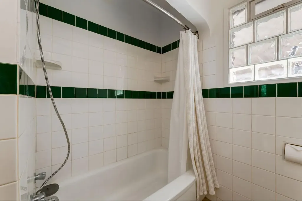 604 10 Avenue NE Calgary AB T2E 0X8