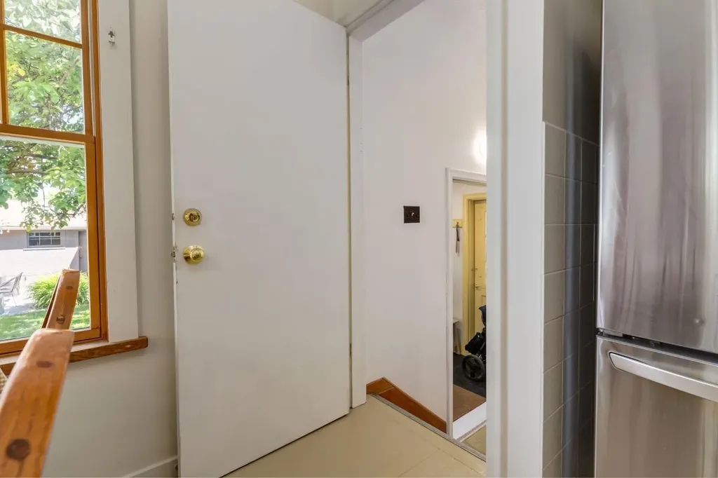 604 10 Avenue NE Calgary AB T2E 0X8