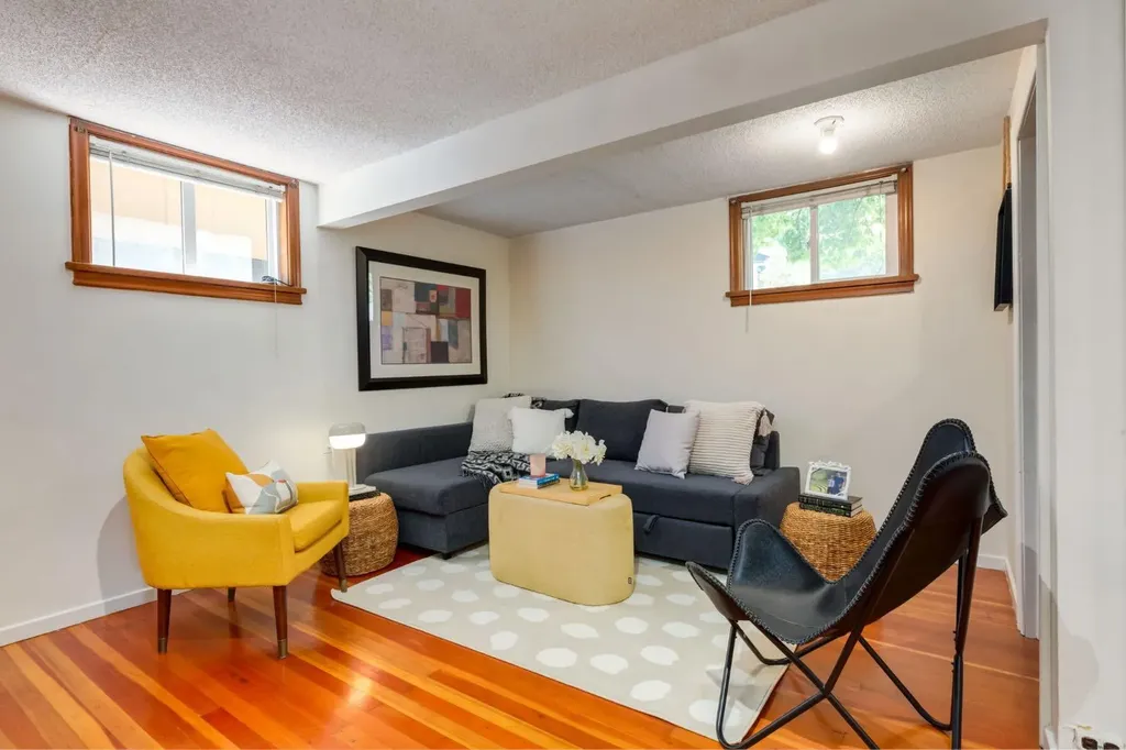 604 10 Avenue NE Calgary AB T2E 0X8