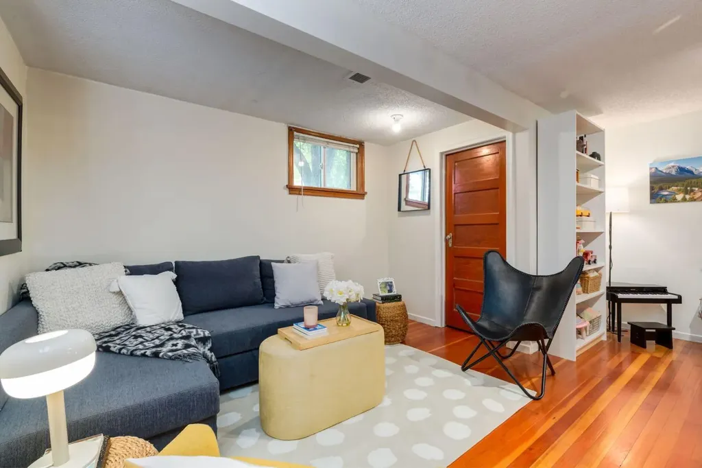 604 10 Avenue NE Calgary AB T2E 0X8