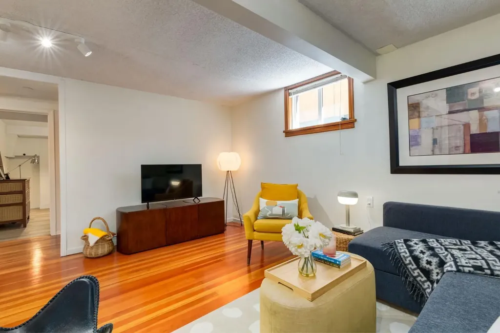 604 10 Avenue NE Calgary AB T2E 0X8
