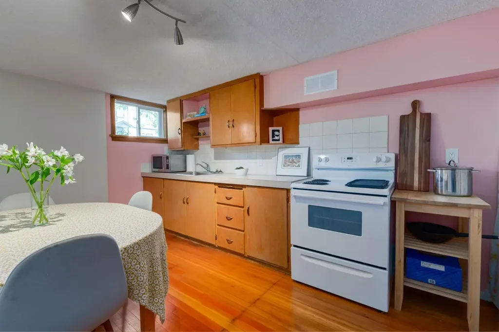 604 10 Avenue NE Calgary AB T2E 0X8