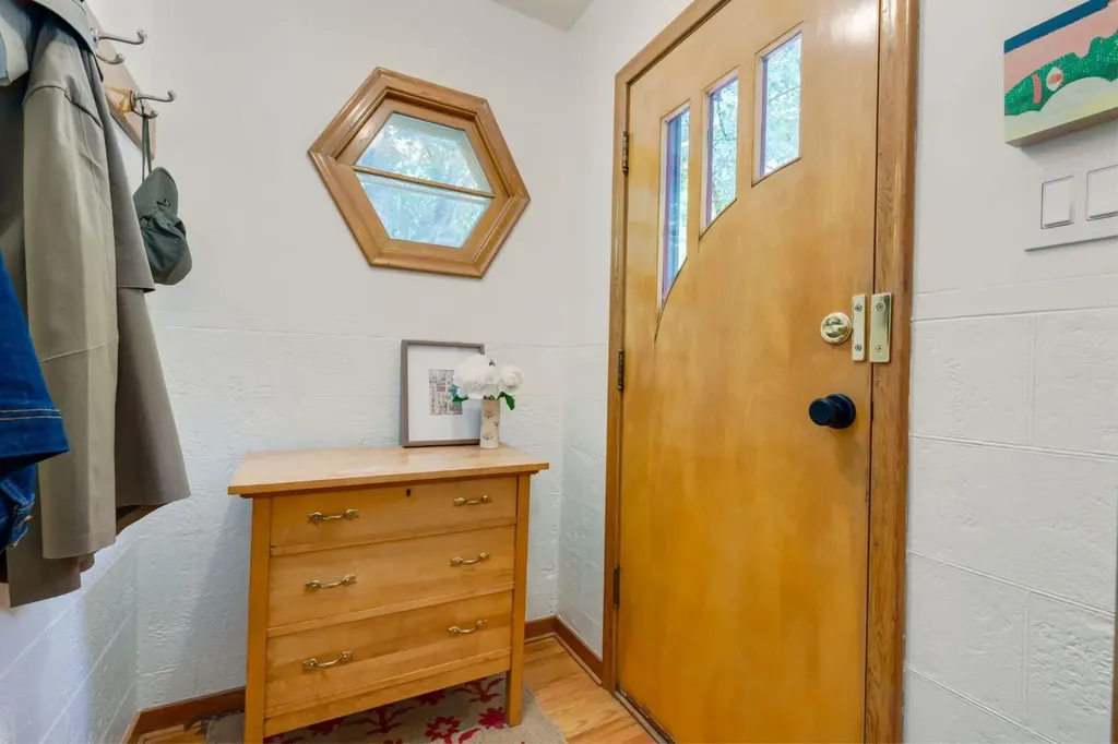 604 10 Avenue NE Calgary AB T2E 0X8