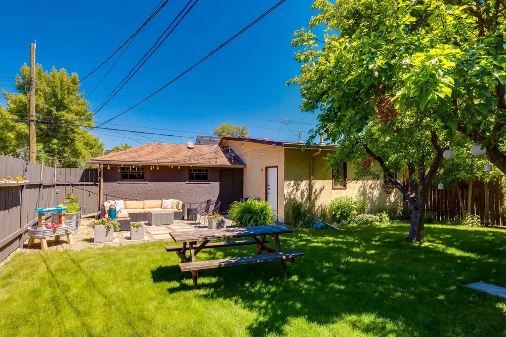 604 10 Avenue NE Calgary AB T2E 0X8