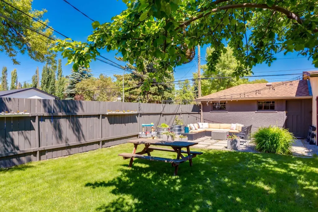 604 10 Avenue NE Calgary AB T2E 0X8