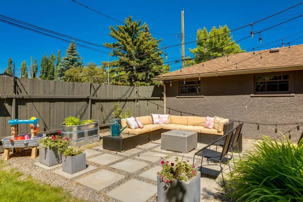 604 10 Avenue NE Calgary AB T2E 0X8