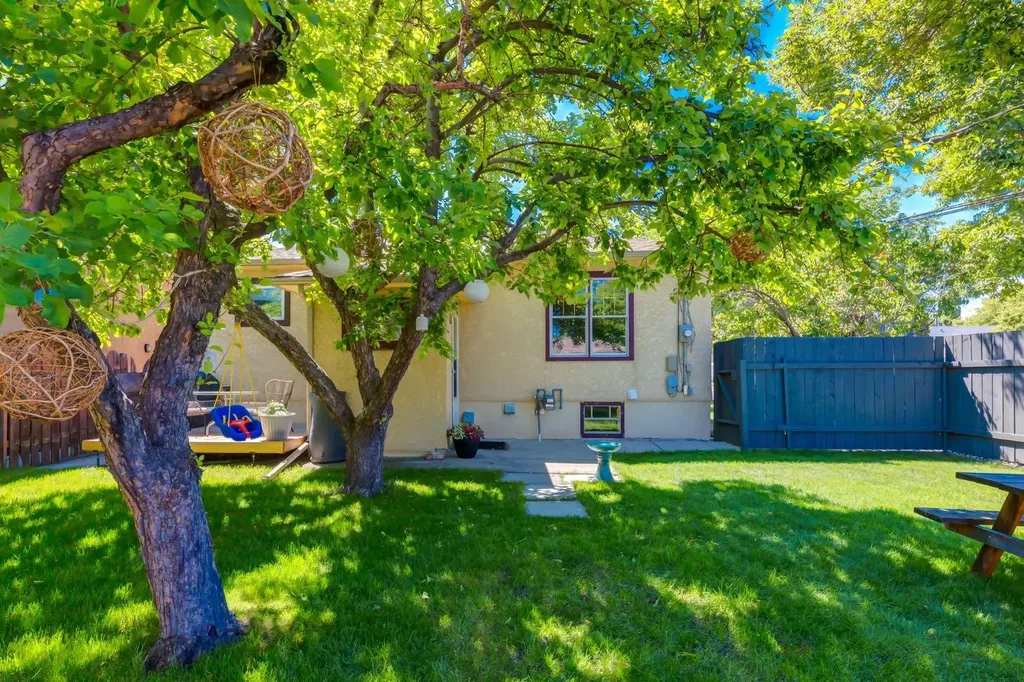 604 10 Avenue NE Calgary AB T2E 0X8