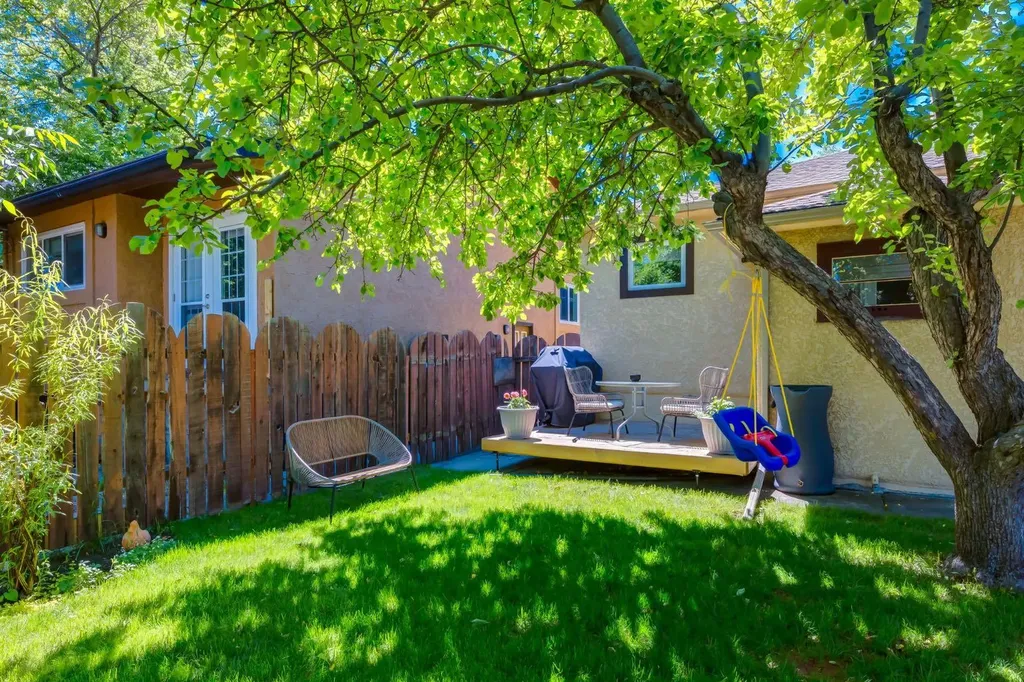 604 10 Avenue NE Calgary AB T2E 0X8