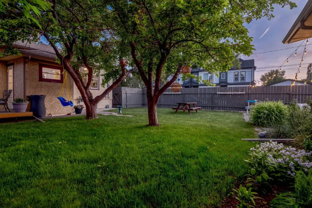 604 10 Avenue NE Calgary AB T2E 0X8