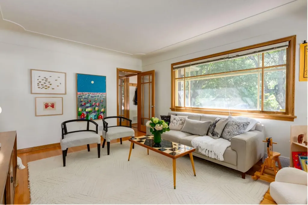 604 10 Avenue NE Calgary AB T2E 0X8