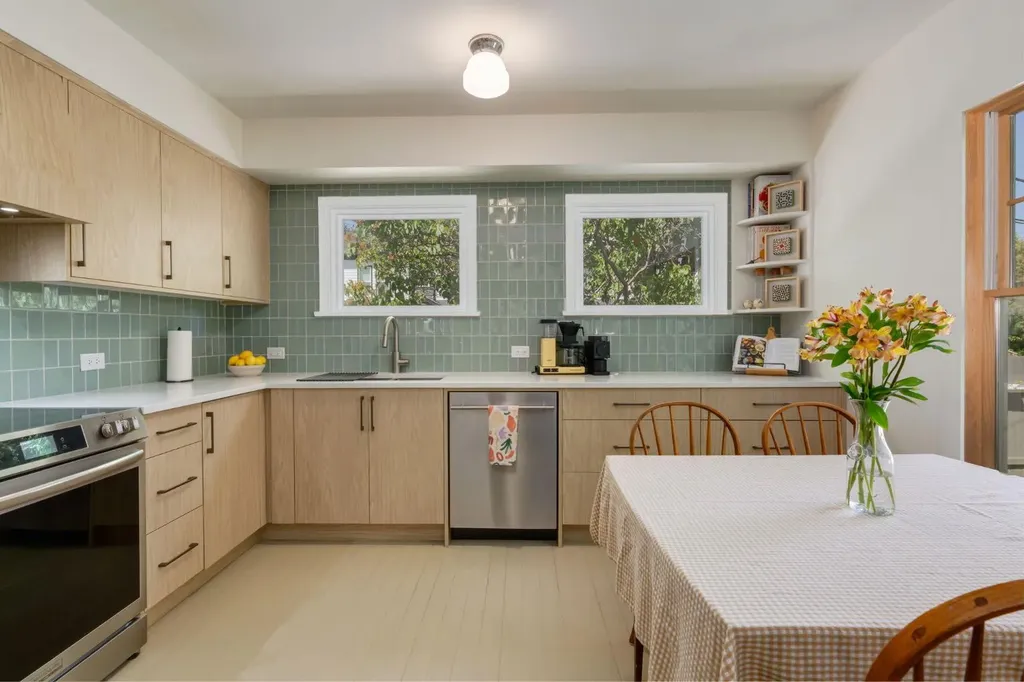 604 10 Avenue NE Calgary AB T2E 0X8