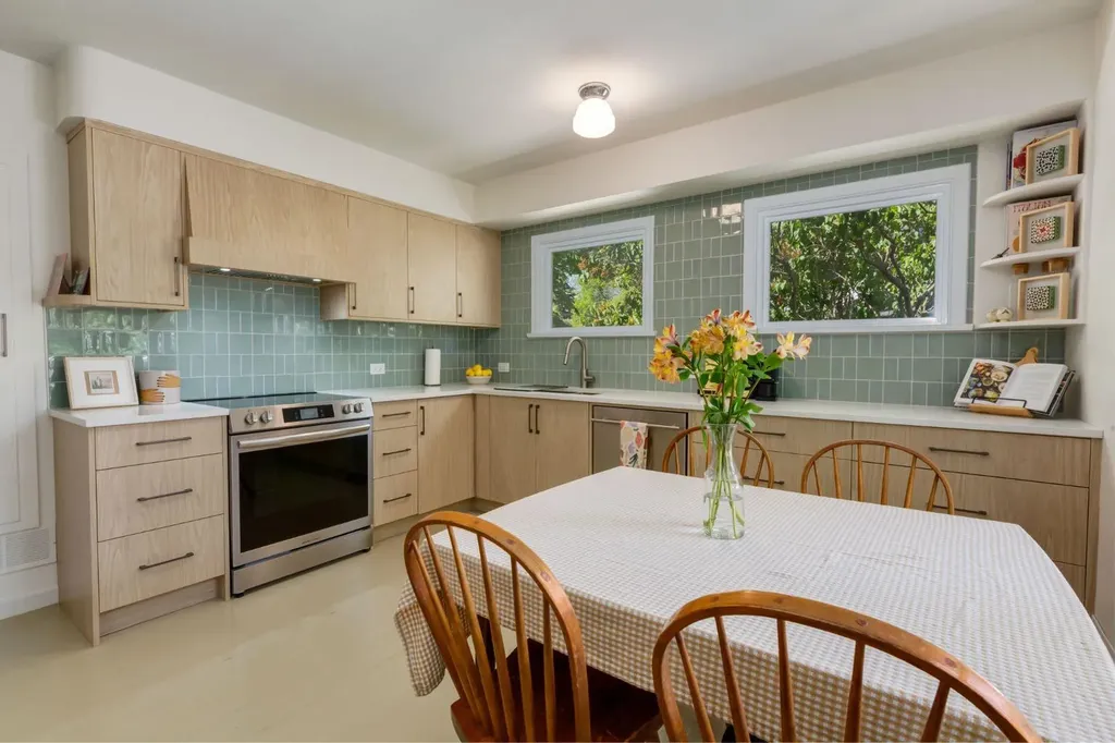 604 10 Avenue NE Calgary AB T2E 0X8