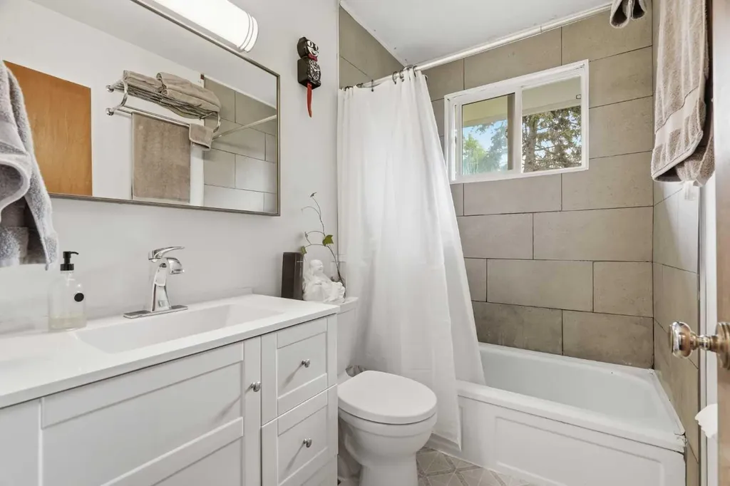3732 45 Street SW Calgary AB T3E 3V4