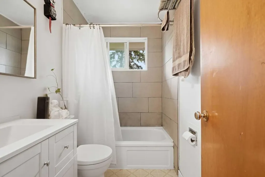 3732 45 Street SW Calgary AB T3E 3V4