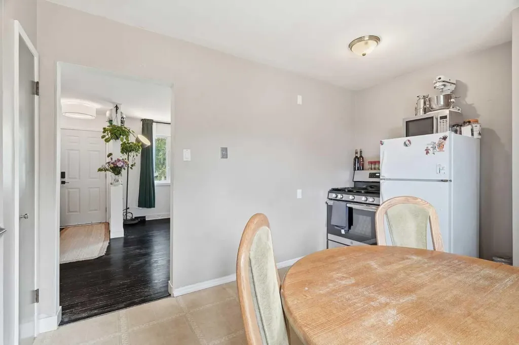 3732 45 Street SW Calgary AB T3E 3V4