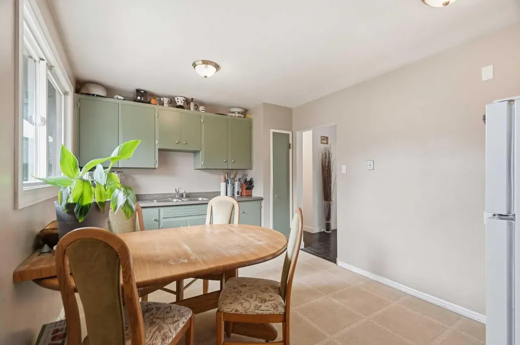 3732 45 Street SW Calgary AB T3E 3V4