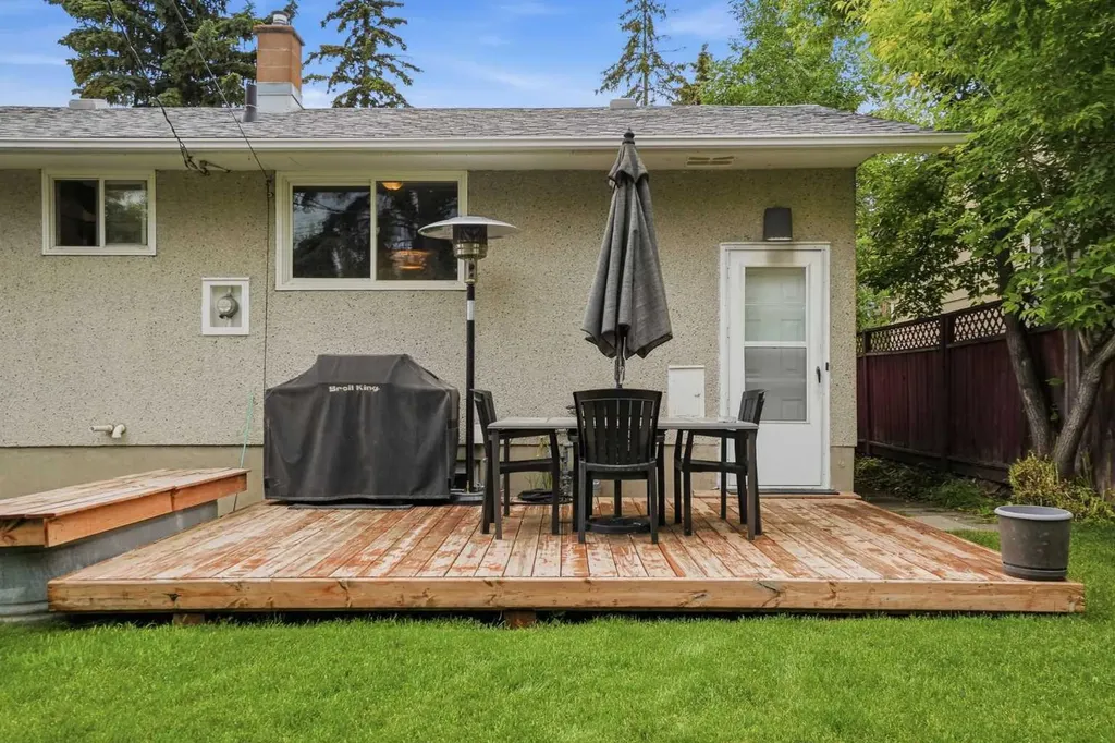 3732 45 Street SW Calgary AB T3E 3V4