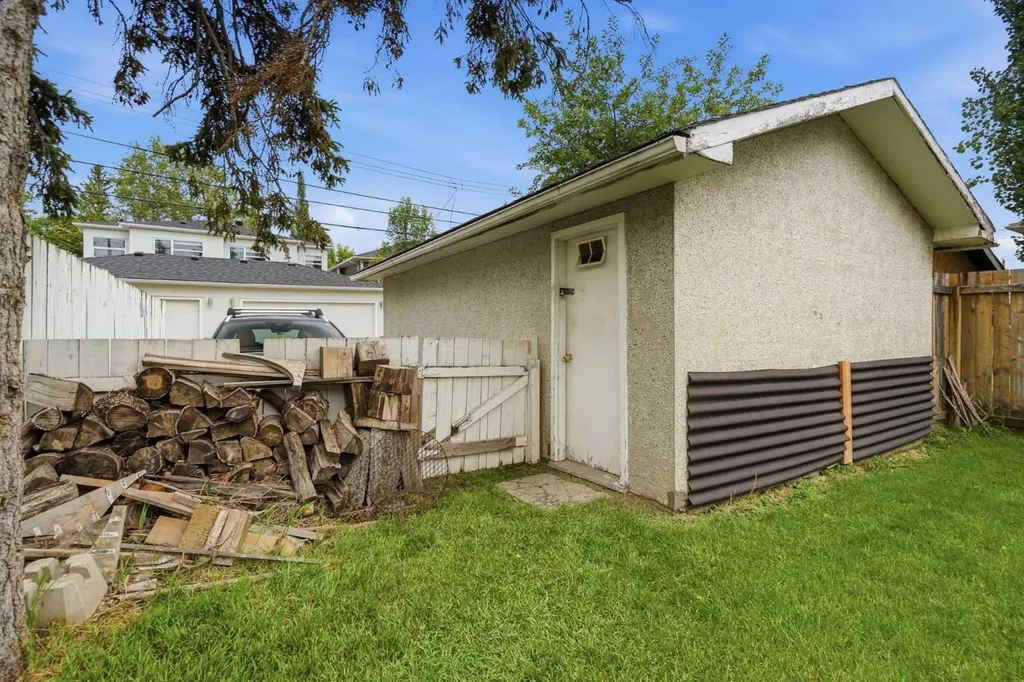 3732 45 Street SW Calgary AB T3E 3V4