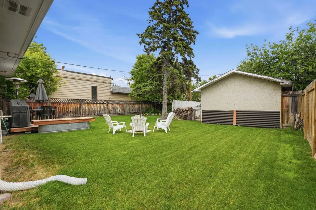 3732 45 Street SW Calgary AB T3E 3V4
