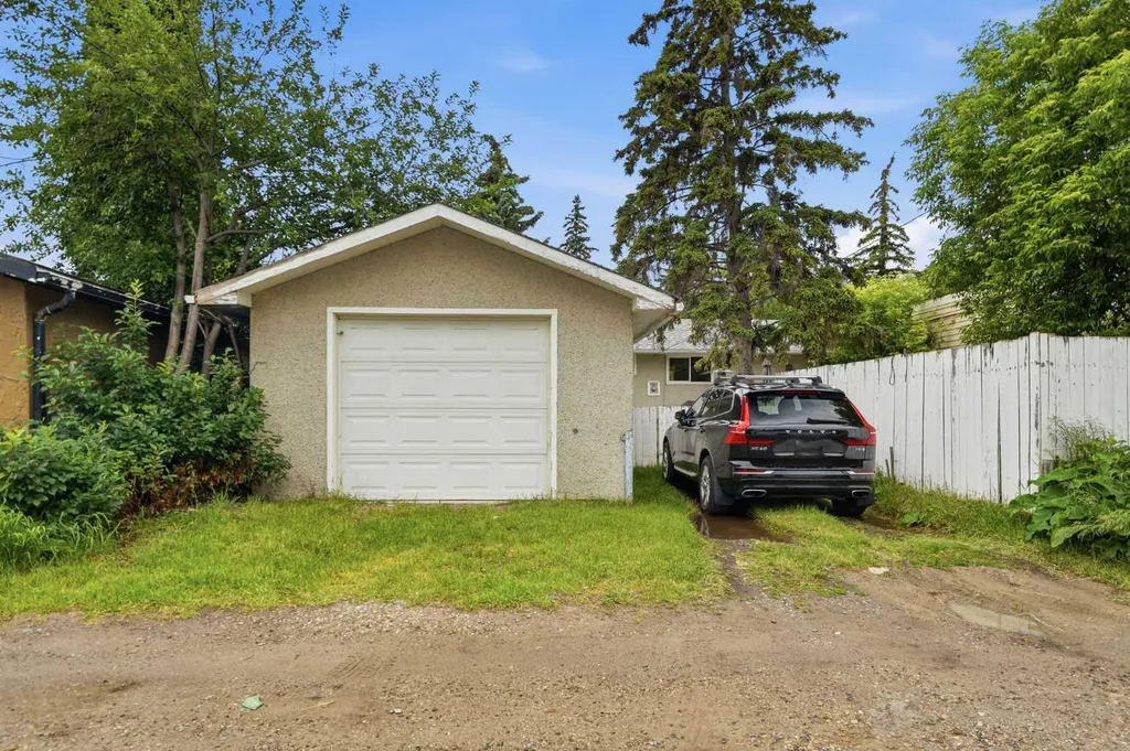 3732 45 Street SW Calgary AB T3E 3V4