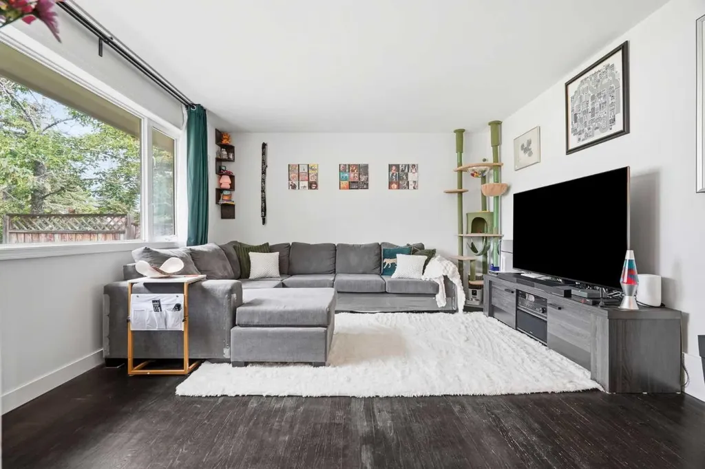 3732 45 Street SW Calgary AB T3E 3V4