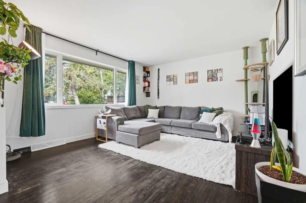 3732 45 Street SW Calgary AB T3E 3V4