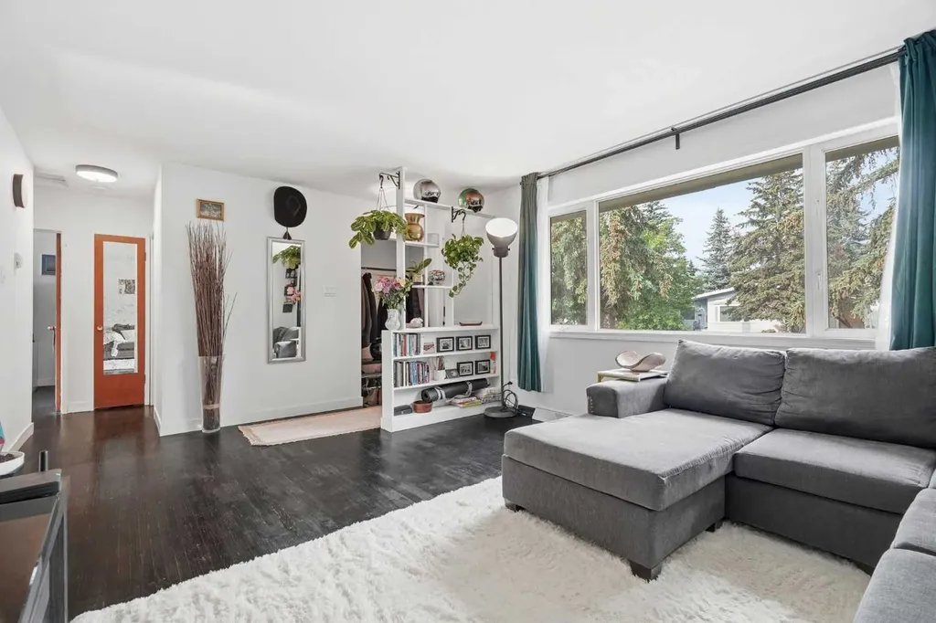 3732 45 Street SW Calgary AB T3E 3V4