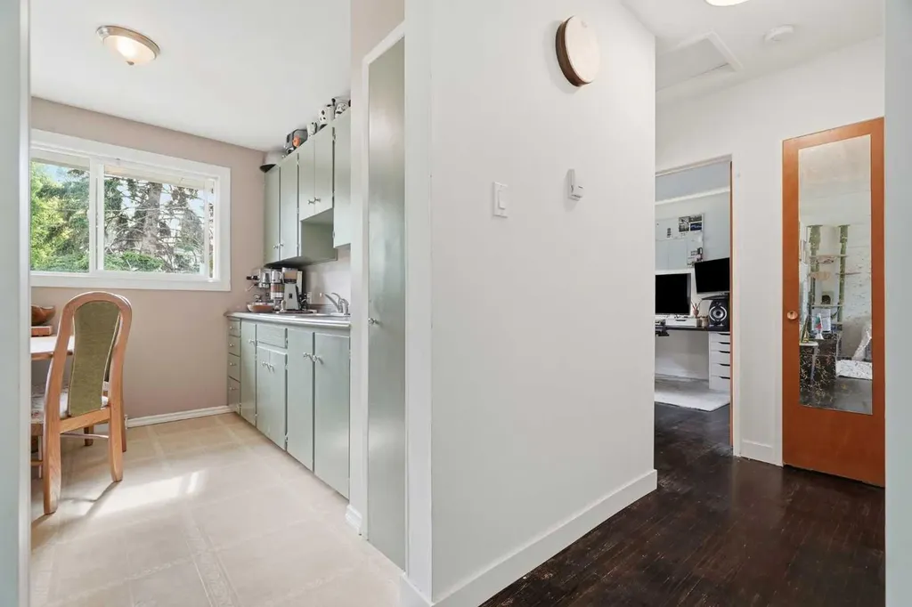 3732 45 Street SW Calgary AB T3E 3V4