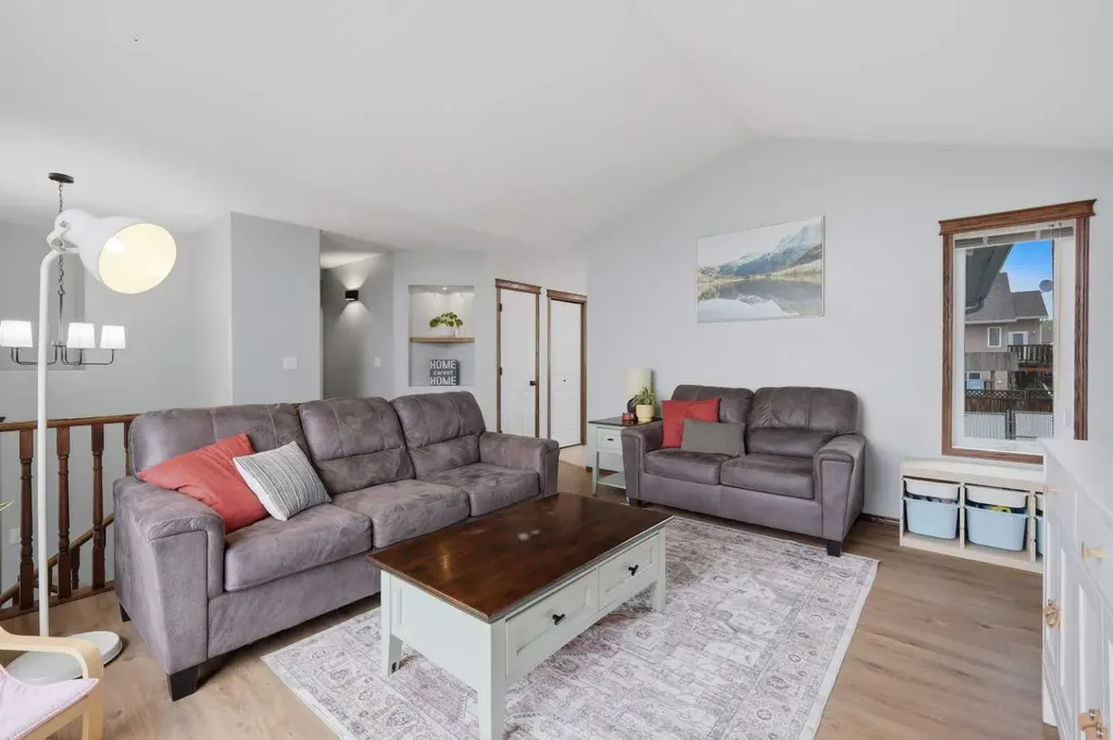 46 Livingston Close Lacombe AB T4L 2J3