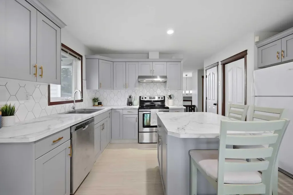46 Livingston Close Lacombe AB T4L 2J3
