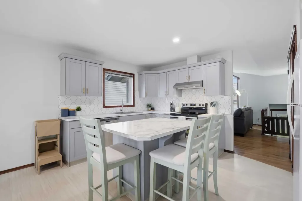 46 Livingston Close Lacombe AB T4L 2J3