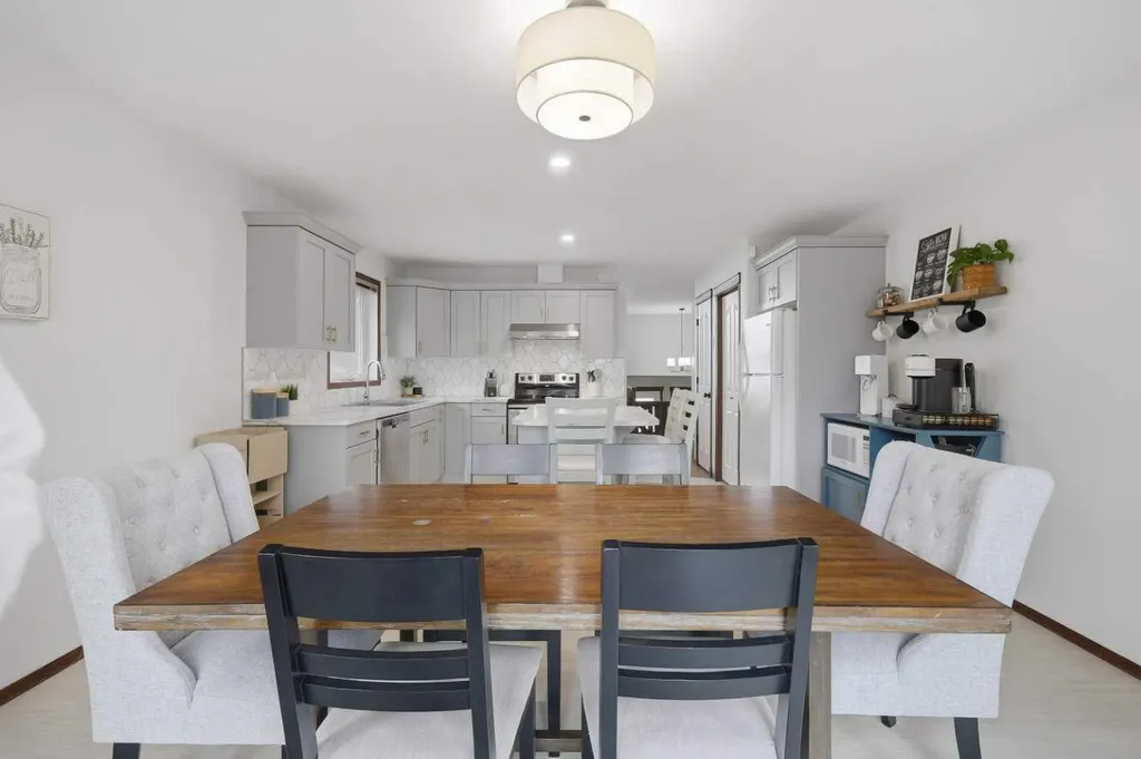 46 Livingston Close Lacombe AB T4L 2J3