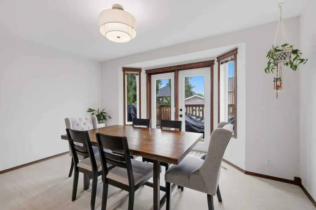 46 Livingston Close Lacombe AB T4L 2J3