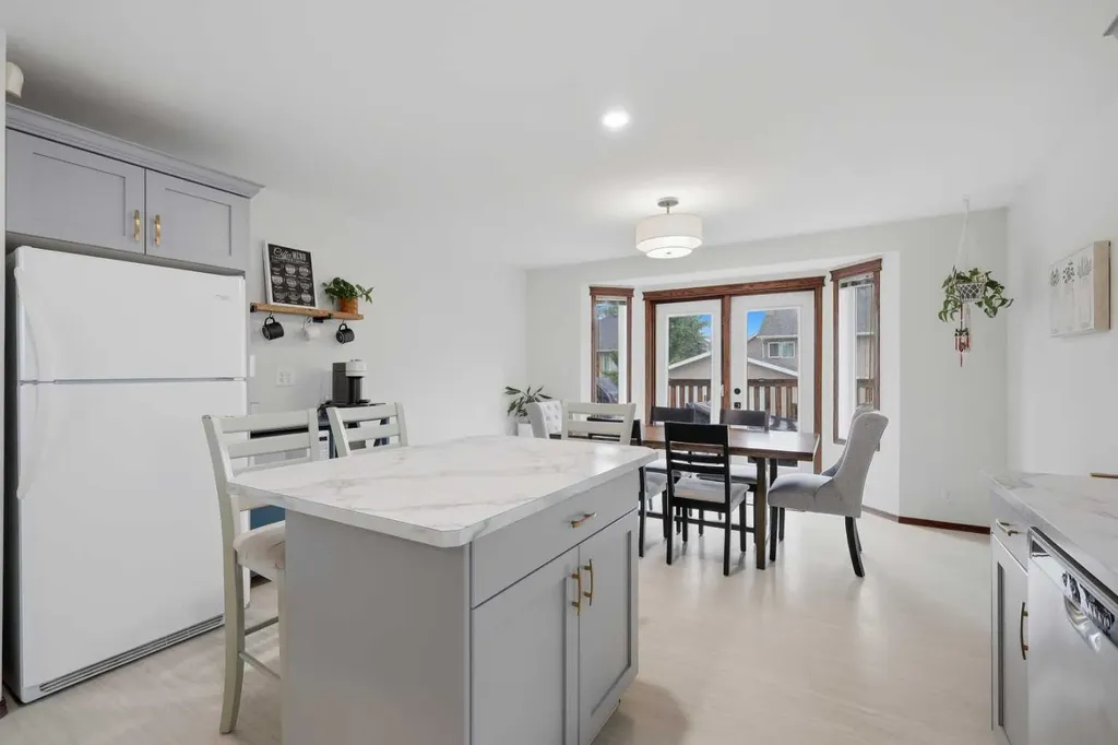 46 Livingston Close Lacombe AB T4L 2J3