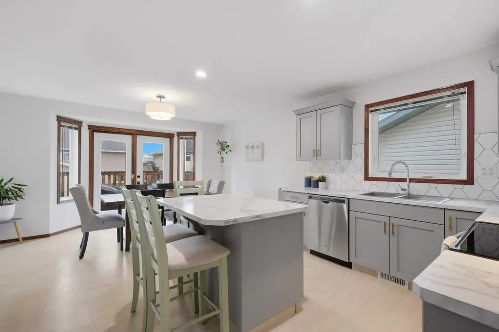 46 Livingston Close Lacombe AB T4L 2J3