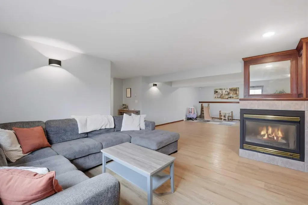 46 Livingston Close Lacombe AB T4L 2J3