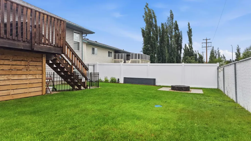 46 Livingston Close Lacombe AB T4L 2J3