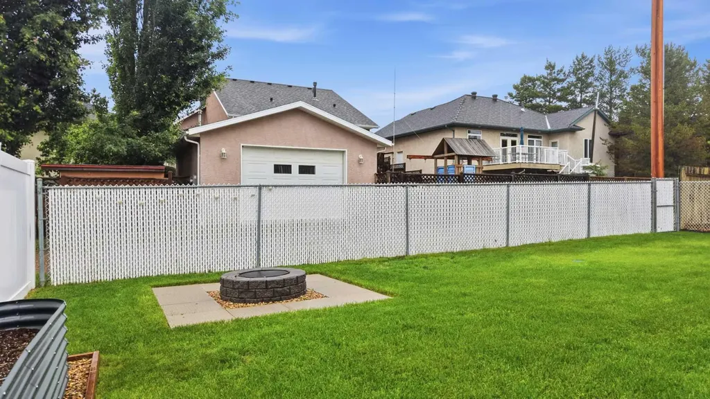 46 Livingston Close Lacombe AB T4L 2J3