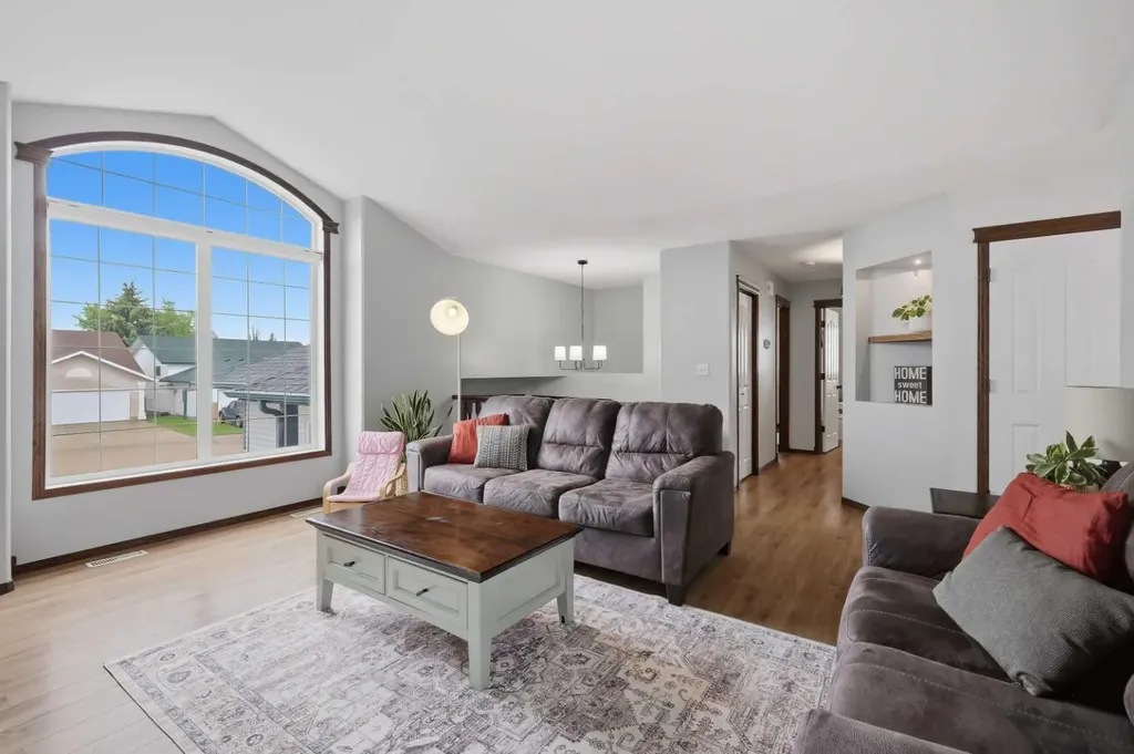 46 Livingston Close Lacombe AB T4L 2J3