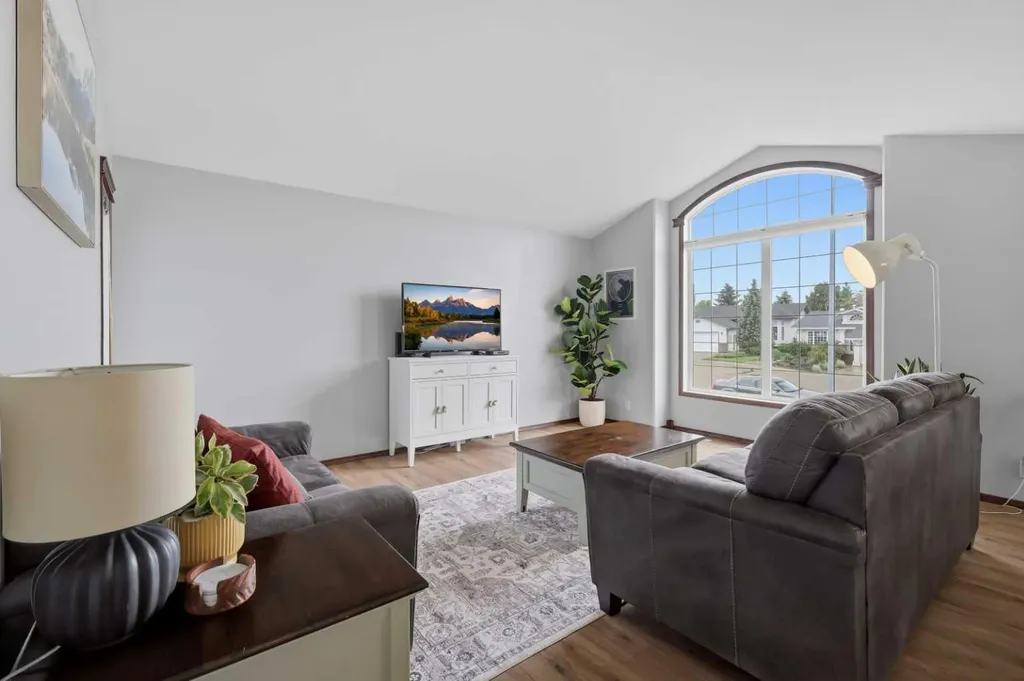 46 Livingston Close Lacombe AB T4L 2J3