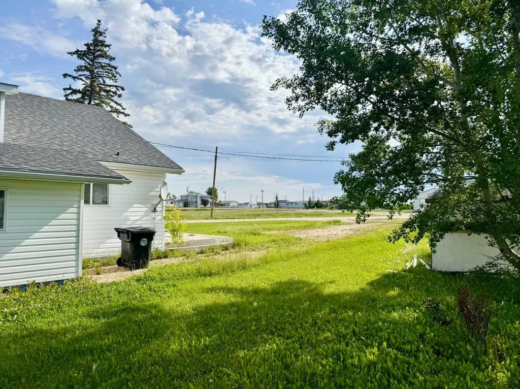 5013 4th Street Donnelly AB T0H 1G0