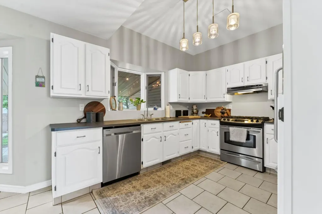 18 Rideau Crescent SE Medicine Hat AB T1B 3X9