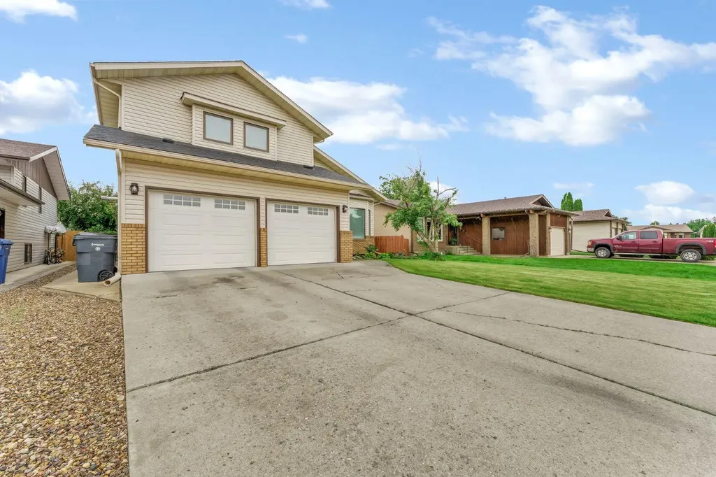 18 Rideau Crescent SE Medicine Hat AB T1B 3X9