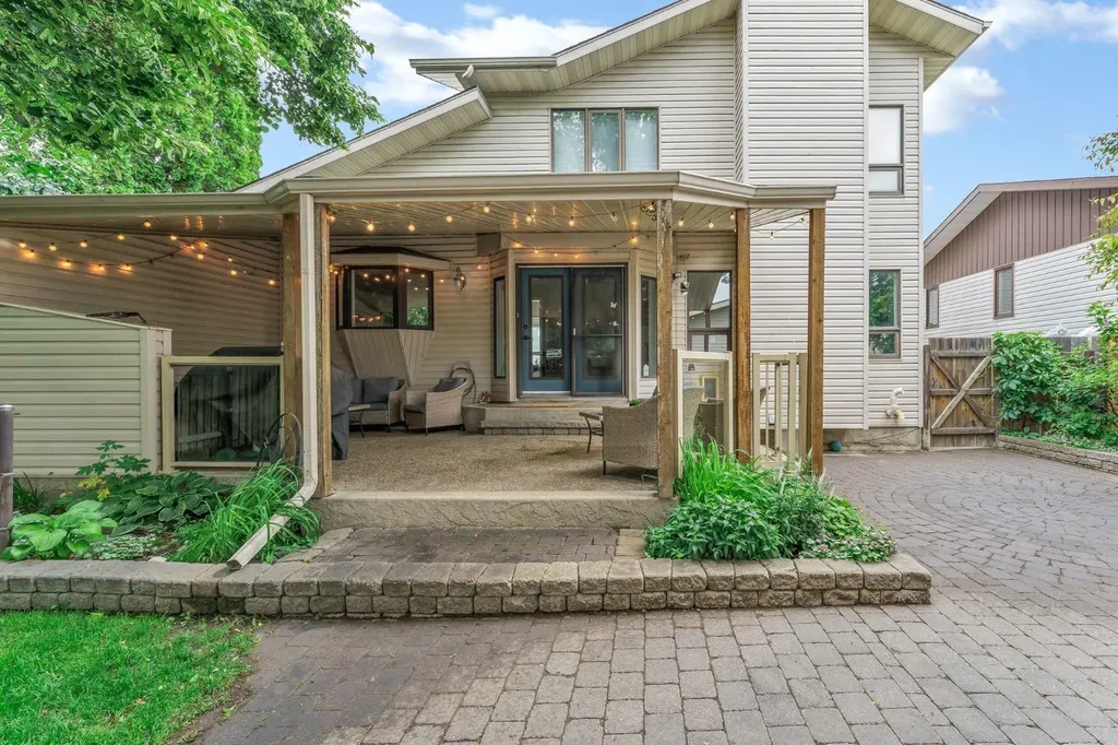 18 Rideau Crescent SE Medicine Hat AB T1B 3X9