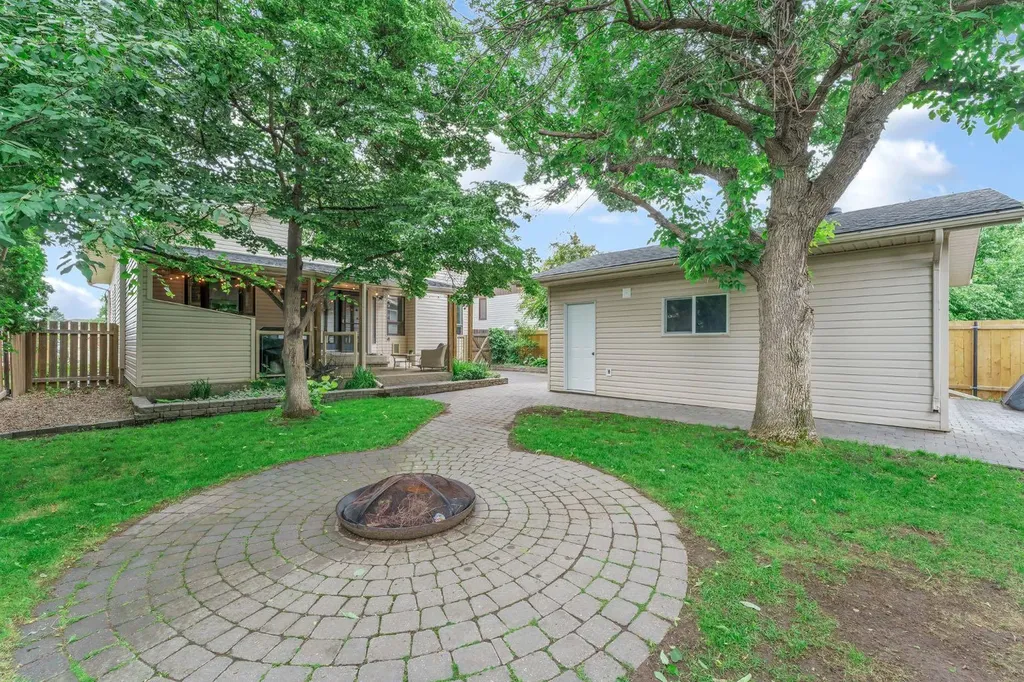 18 Rideau Crescent SE Medicine Hat AB T1B 3X9
