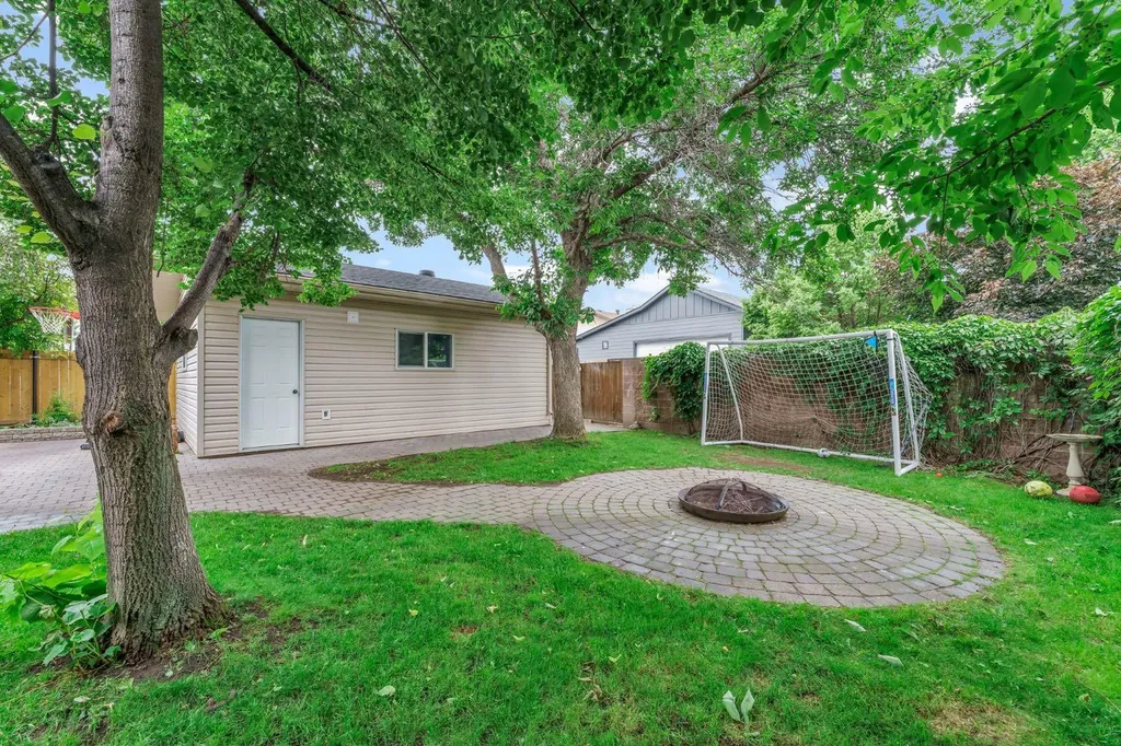 18 Rideau Crescent SE Medicine Hat AB T1B 3X9